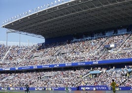 Las gradas de La Rosaleda, a rebosar (casi 30.000 personas) en el duelo ante el Huesca de finales de la última temporada.