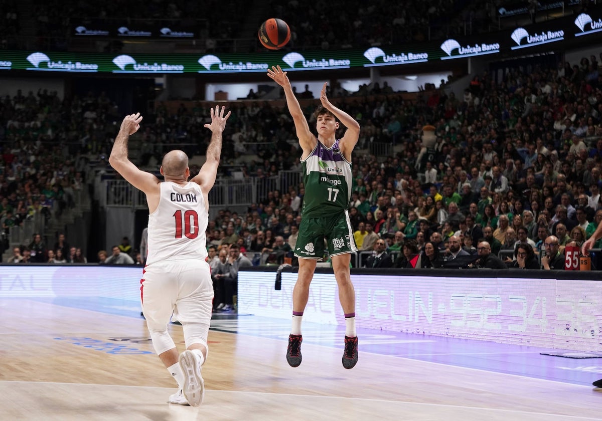 Un lanzamiento triple de Saint-Supery ante Quino Colom en el duelo de la Liga ACB ante el Girona.