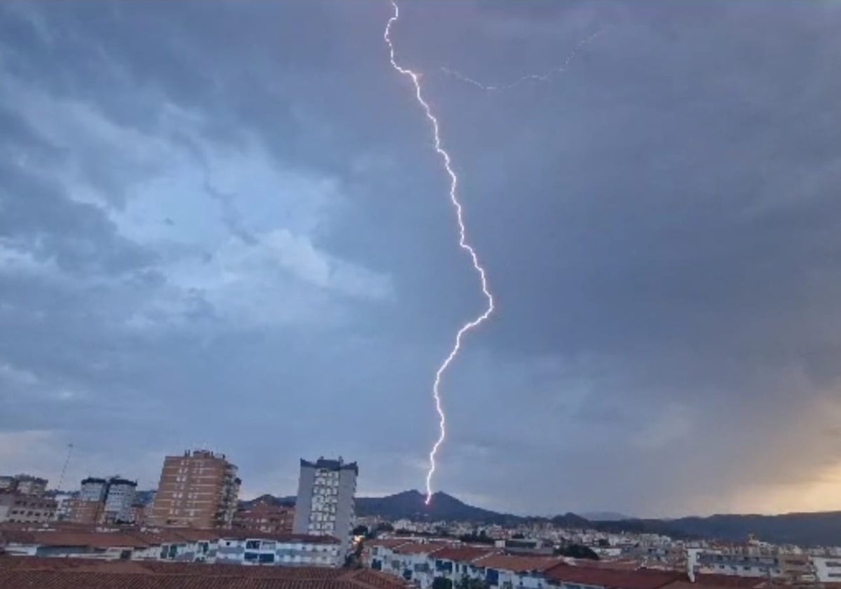 Rayo captado en Málaga capital, esta mañana.