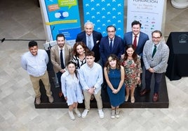 Premiados y representantes de las entidades organizadoras, ayer en la entrega de premios de 'Literatura en las aulas: Escuela de articulismo'.