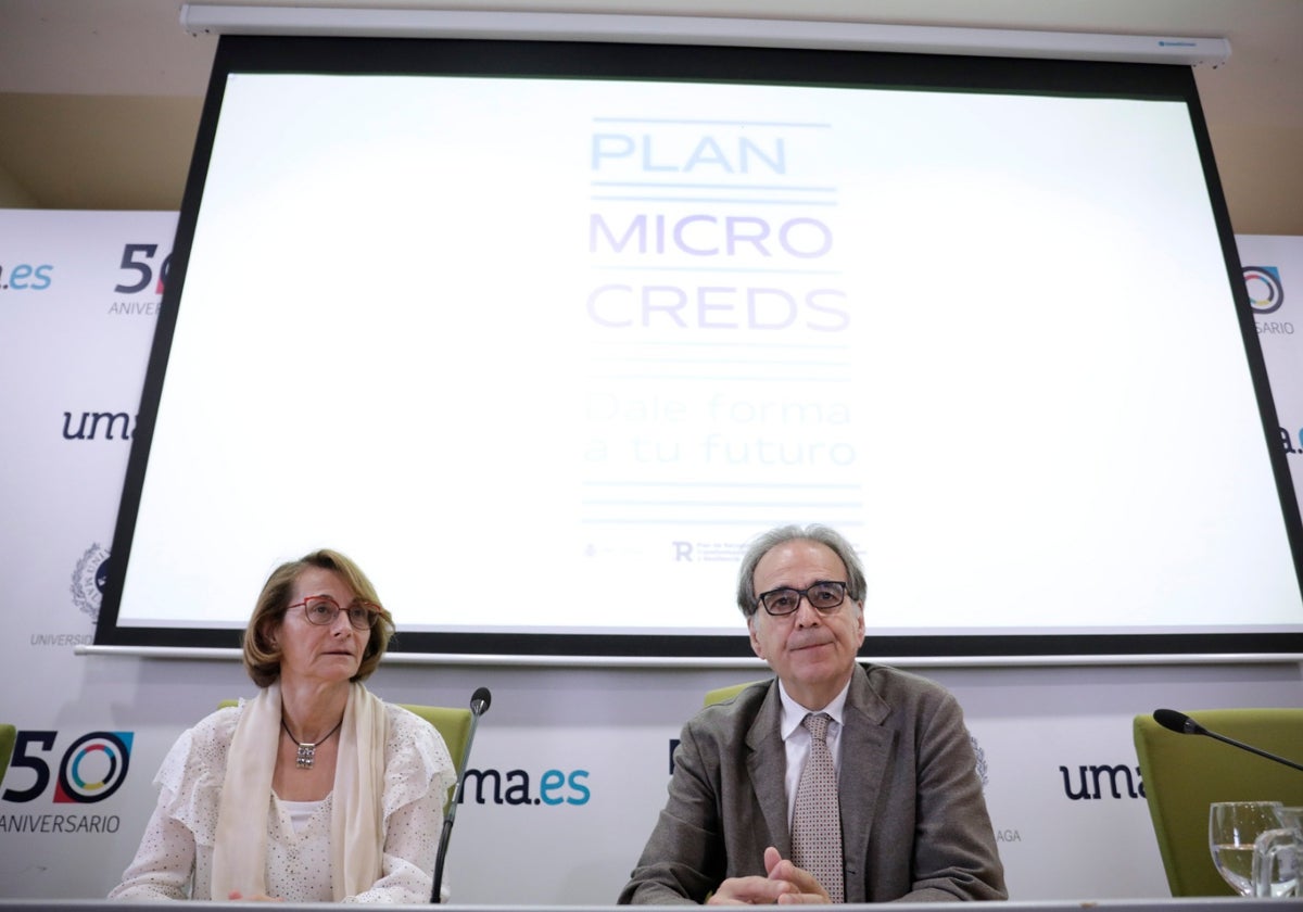 El ministro de Universidades, Joan Subirats, con la presidenta de la Conferencia de Rectores, Ana Alcón.