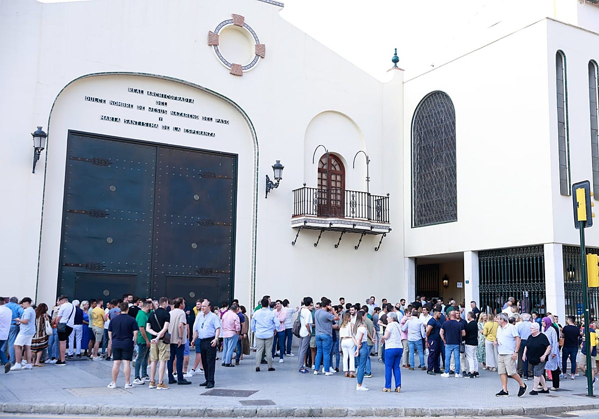 La basílica de la Esperanza ha acogido la celebración del cabildo en el que ha habido una altísima participación.