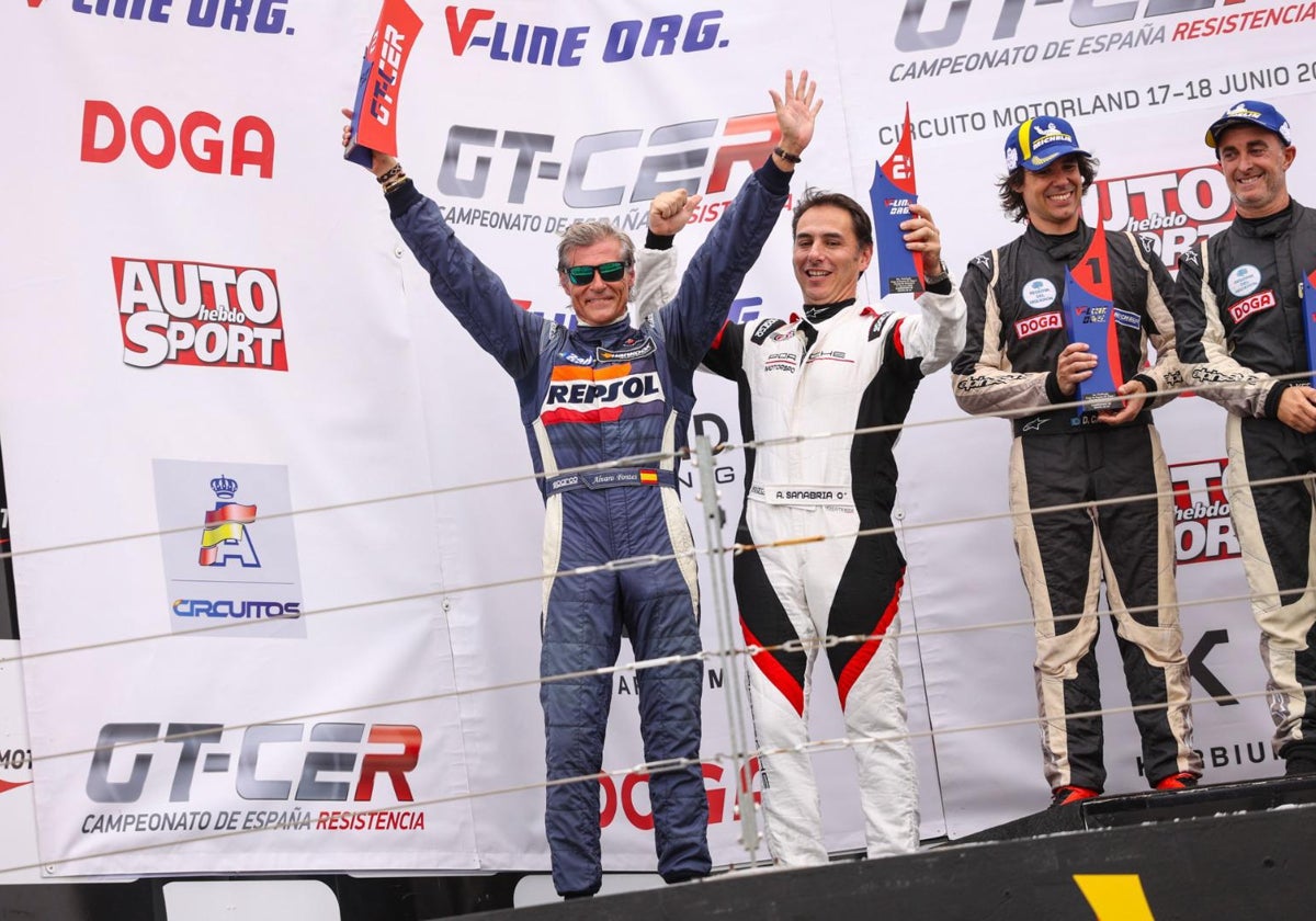 Álvaro Fontes celebrando su podio en el circuito de Alcañiz.