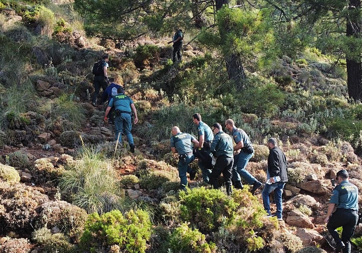 Rescatan a una mujer perdida en una zona forestal de dificil acceso tras sufrir un accidente en Igualeja