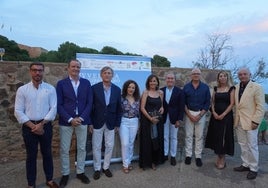 El presidente de la Agrupación, Pablo Atencia, y el hermano mayor de Estudiantes, Jorge Alcántara, junto a cofrades y participantes en la velada.