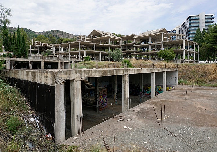 Edificación abandonada en el sector que ha sido desbloqueado, con el hotel Club Med al fondo.
