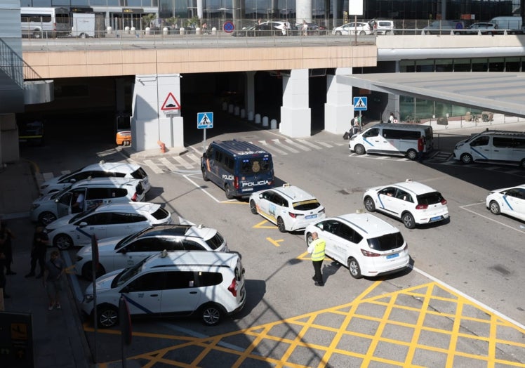 Imagen principal - Los VTC convocan paros en el aeropuerto en plena temporada alta contra la tasa de recogida