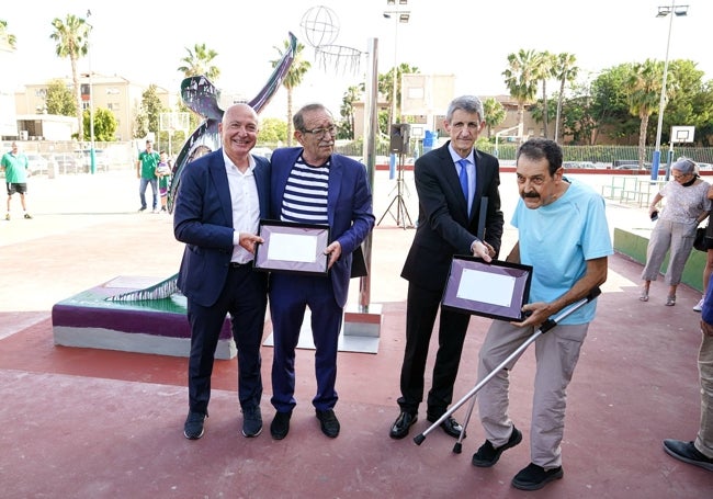 López Nieto, Rincón, Domiguez y Rodriguez, junto a la escultura.