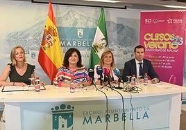 Antonia Infantes, Carmen Díaz, María Ángeles Real y José Enrique Fernández, durante la presentación de los cursos.