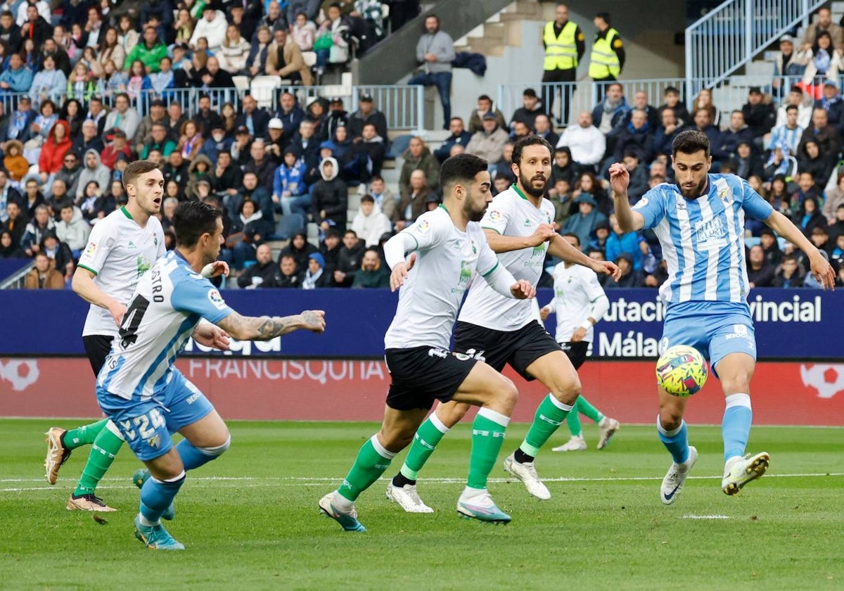 Luis Muñoz se dispone a golpear el balón frente al Racing.