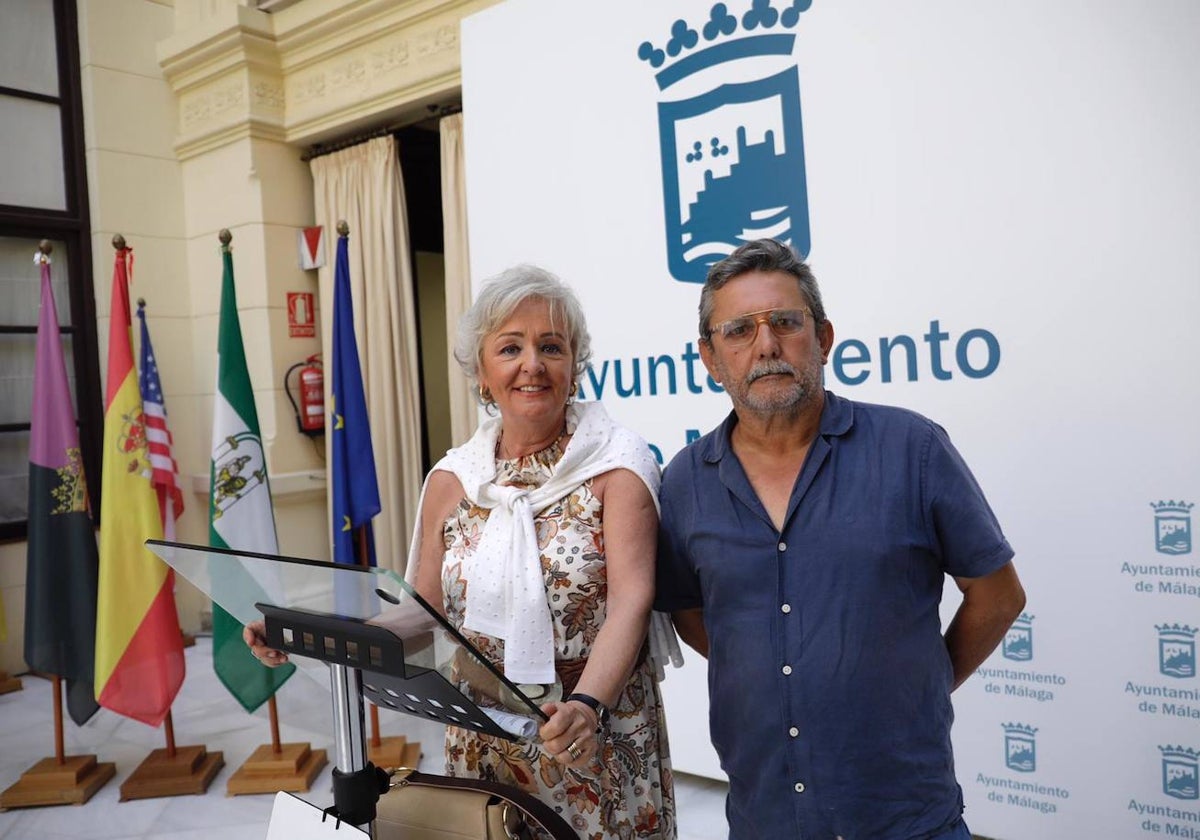 La concejala de Fiestas, Teresa Porras, y el diseñador del 'júa', Fernando Wilson en el Ayuntamiento.