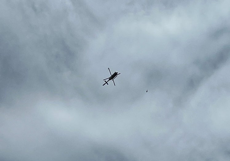 El helicóptero de la policía, hoy, sobrevolando la zona.