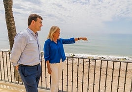 Cristóbal Garre y Ángeles Muñoz, en el paseo marítimo de Marbella.