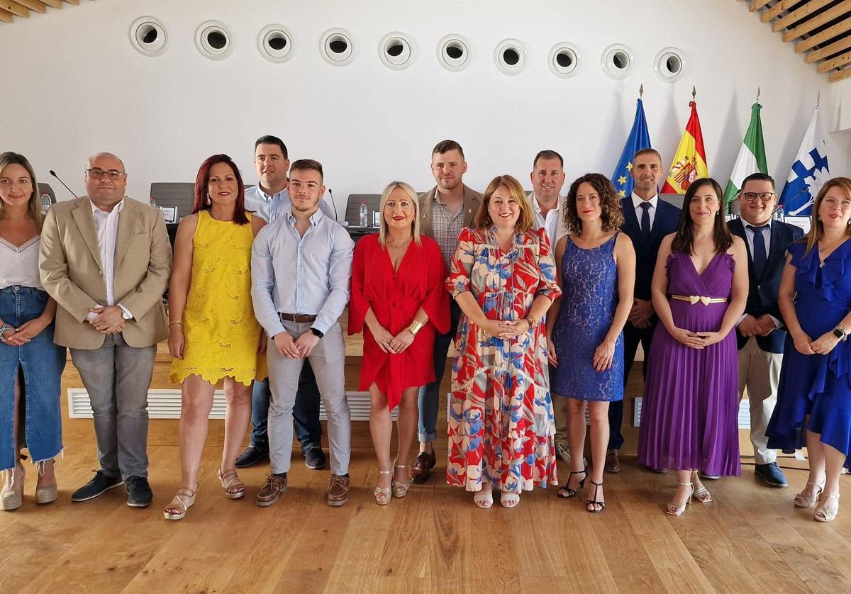 Integrantes de la nueva corporación municipal, con la alcaldesa, Natacha Rivas.