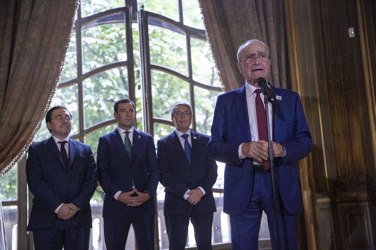 Francisco de la Torre, durante su intervención.. En segundo plano, José Manuel Albares, Juanma Moreno y Francisco Salado.