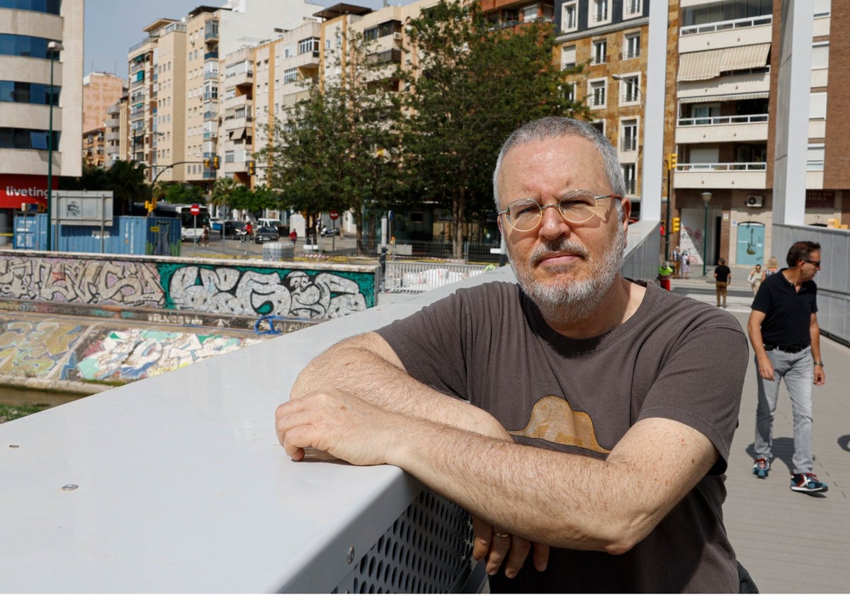 Antonio Fontana, con la calle Salitre a sus espaldas, escenario de su novela 'Una mujer furiosa'.