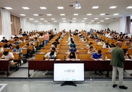 Estudiantes en el examen de selectividad el martes pasado, en una de las aulas de la Facultad de Medicina.