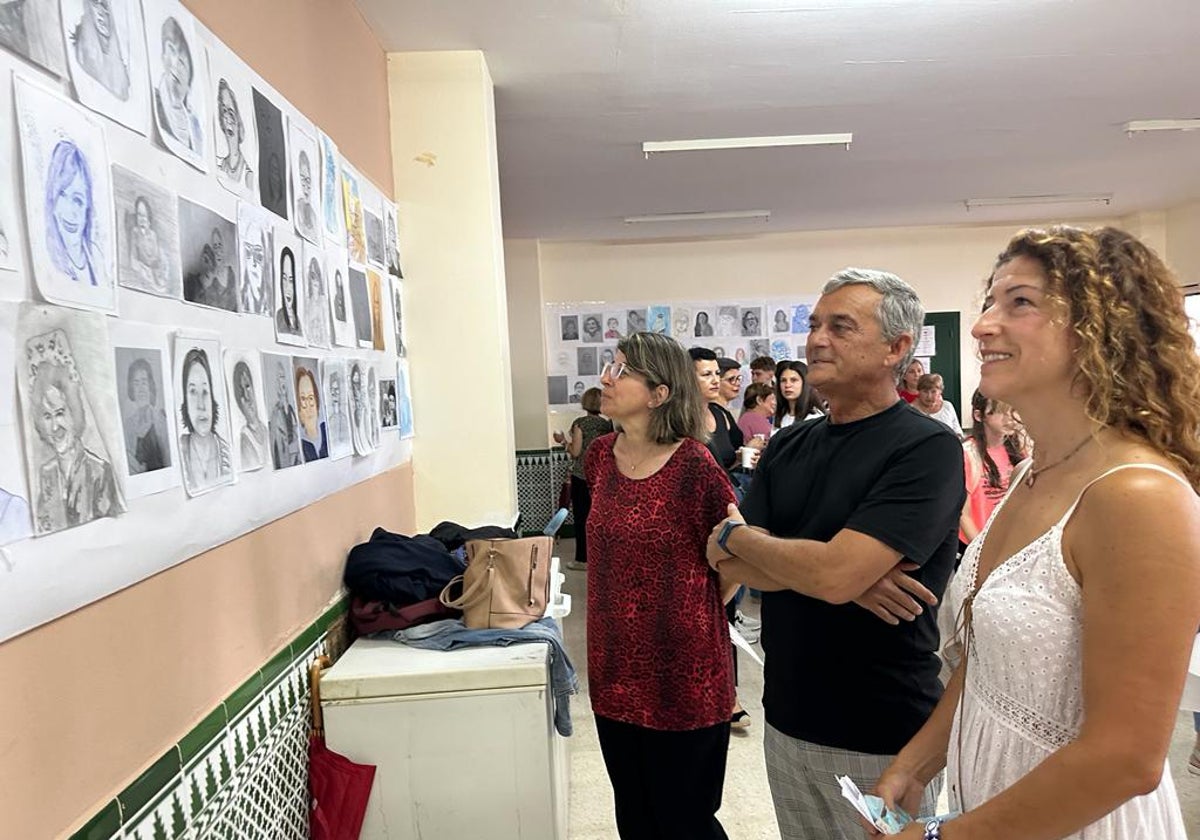 Imagen de la inauguración de la exposición en el instituto nerjeño.