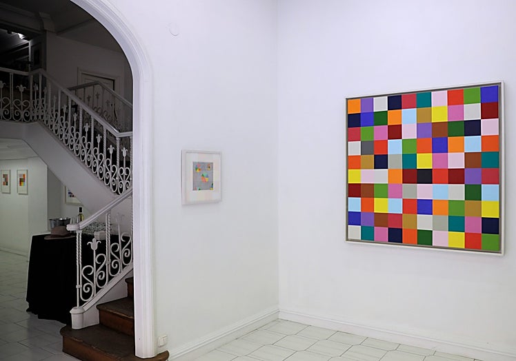 La obra '101 cuadrados' es la pieza central sobre la gira buena parte de la exposición.