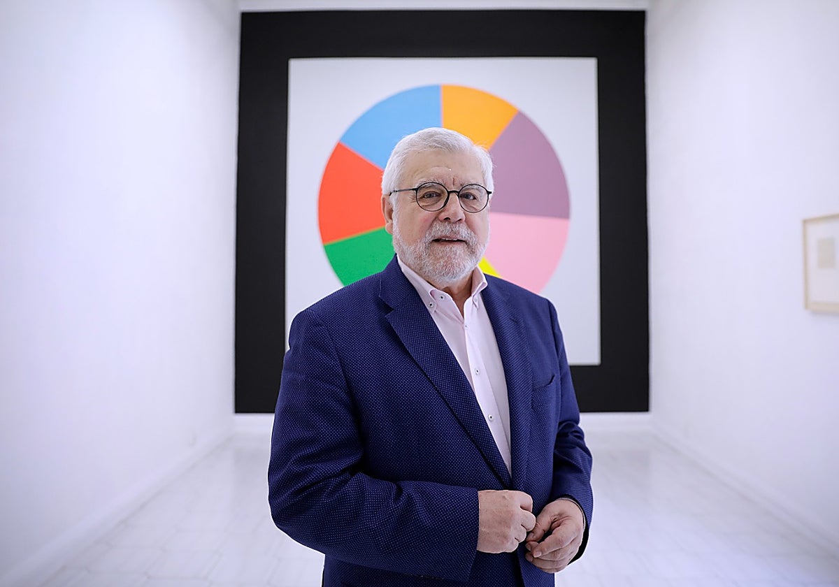 José Manuel Cabra de Luna, ante el mural que preside su exposición en JM.