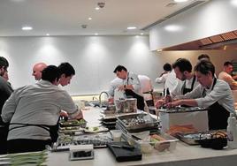 Trabajadores en una cocina de un restaurante