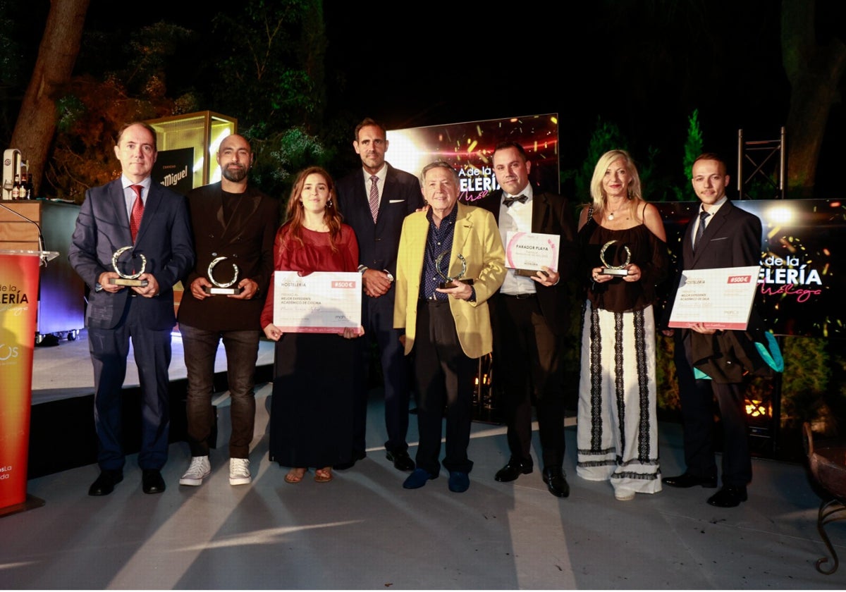 Foto de familia con los premiados en la IV Gala de la Hostelería.