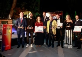 Foto de familia con los premiados en la IV Gala de la Hostelería.