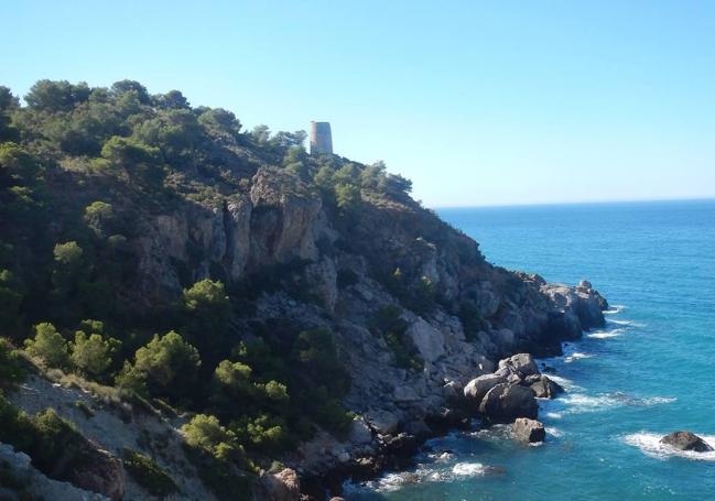 Abrupto. Junto a la idílica cala de las Doncellas se puede ver sobre un acantilado la torre de la Caleta.