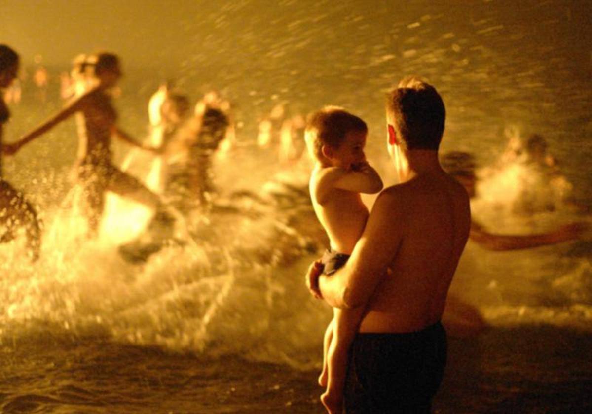 Bañarse a medianoche es una de las tradiciones clásicas en la noche de San Juan.