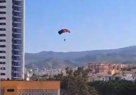 Un hombre se cuela en las torres de Martiricos y salta en paracaídas desde la azotea