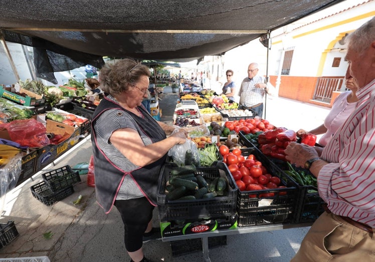 Vecinos y comerciantes en el mercadillo.