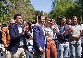 Juanma Moreno y María Guardiola, en el centro, en una foto de abril.