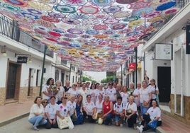 Las mujeres de Labores Creativas bajo el gran toldo de ganchillo que han tejido.