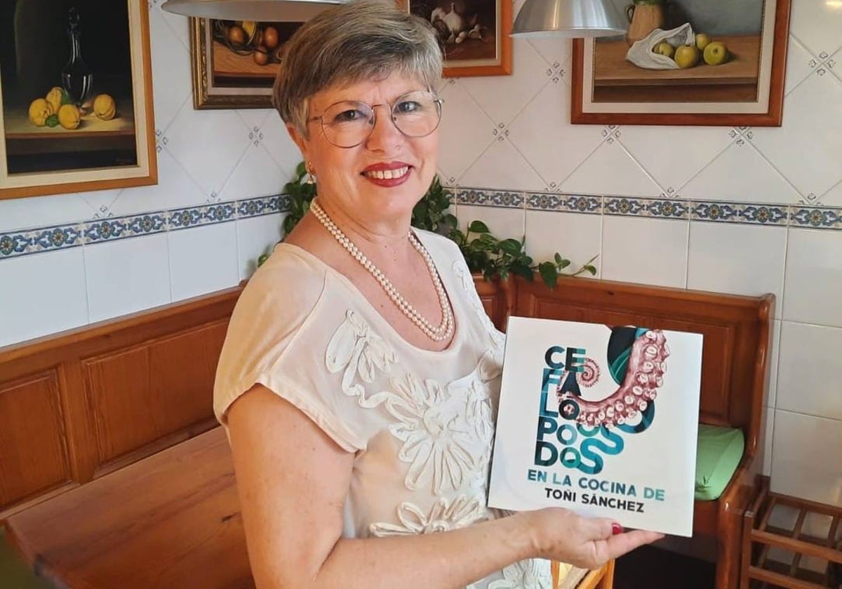 Toñi Sánchez, con su libro.