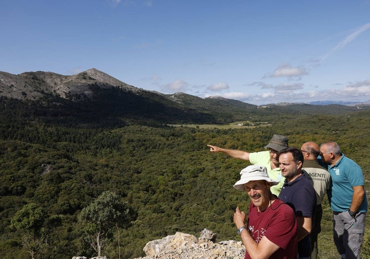 Los técnicos observan diversos puntos de la Sierra desde la carretera que accede al parque nacional.