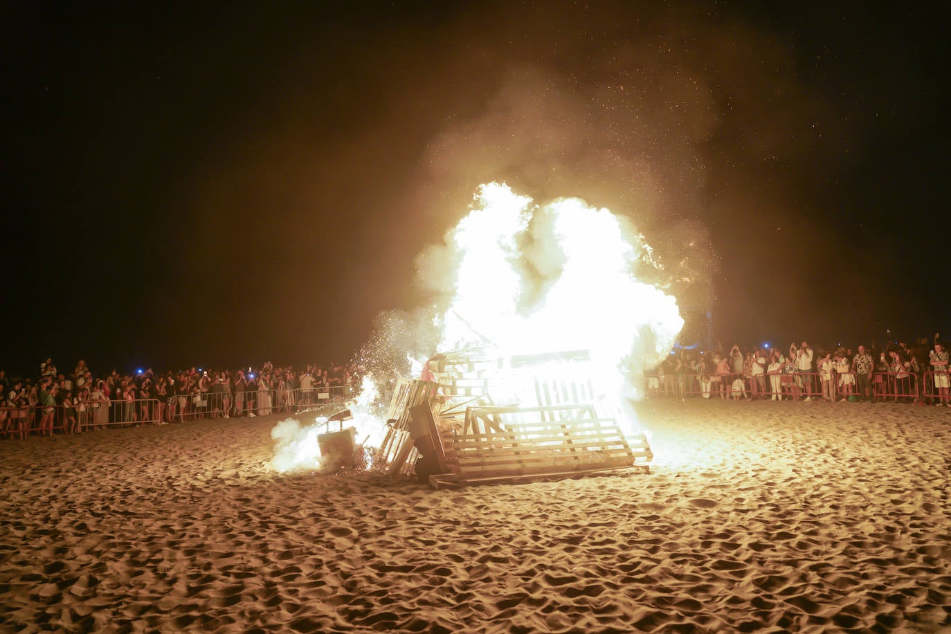 Celebración de San Juan en las playas de Marbella.