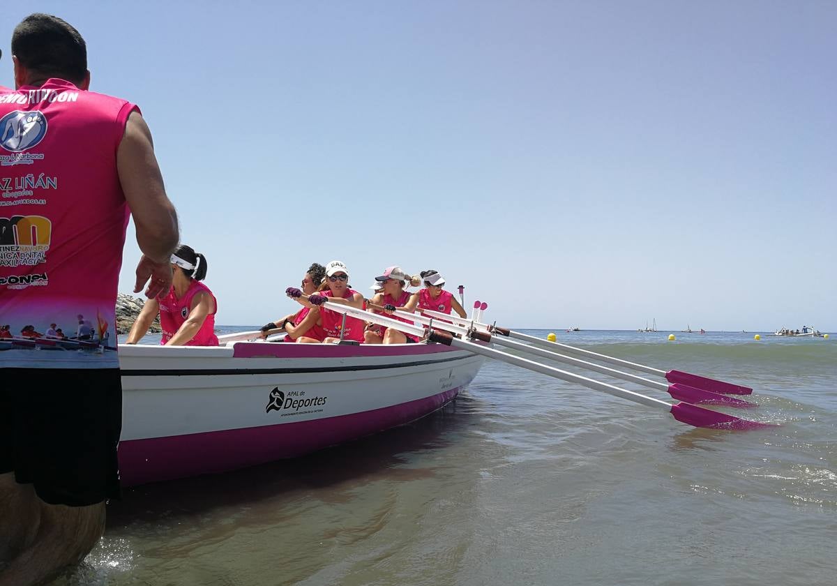 La embarcación femenina de Rincón de la Victoria, preparada para comenzar a competir.