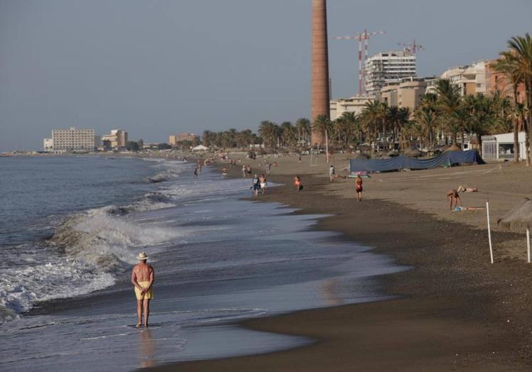 Imagen principal - Las playas de la capital, a primera hora de este sábado, tras la actuación de los efectivos de limpieza.