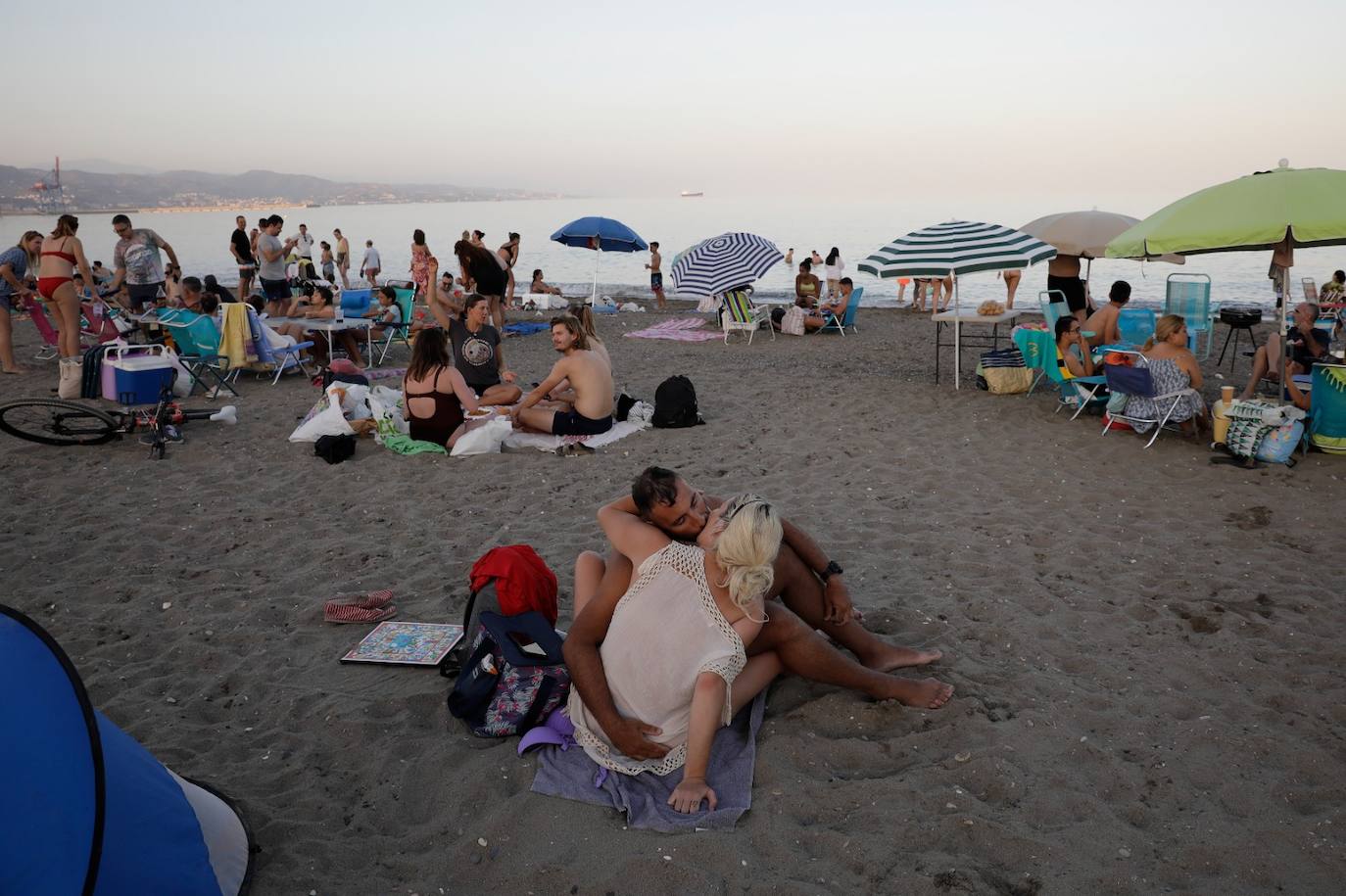 Aspecto de la playa de La Misericordia en la noche de San Juan 2023