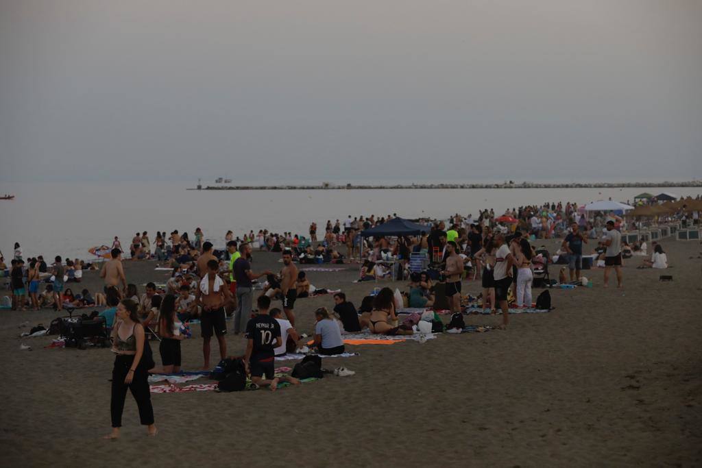 La playa de la Misericordia, atestada de grupos de familiares y amigos