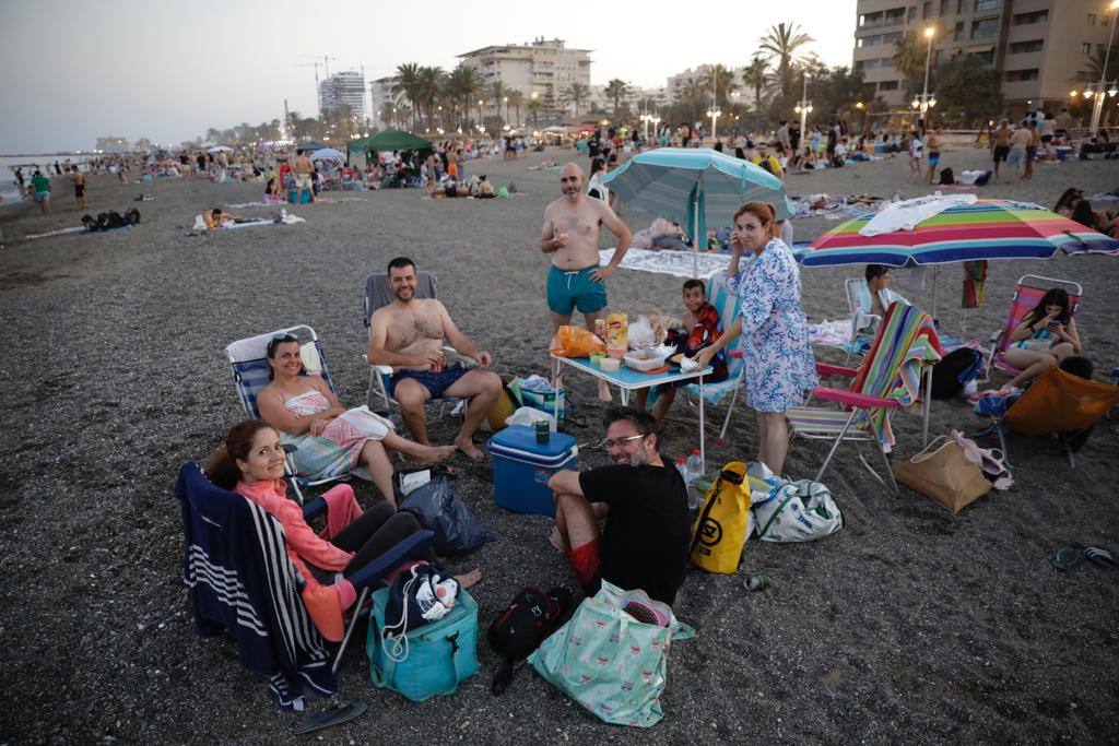 La playa de la Misericordia, atestada de grupos de familiares y amigos