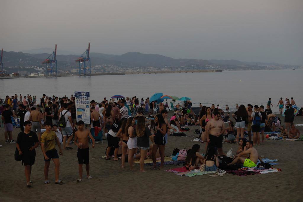 La playa de la Misericordia, atestada de grupos de familiares y amigos