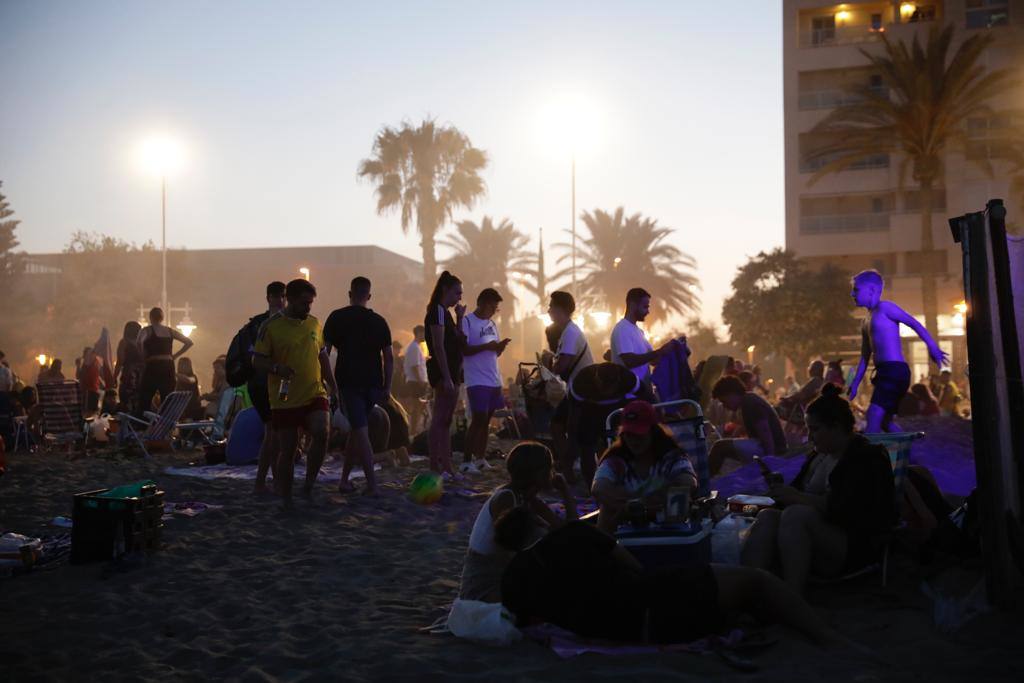 La playa de la Misericordia, atestada de grupos de familiares y amigos