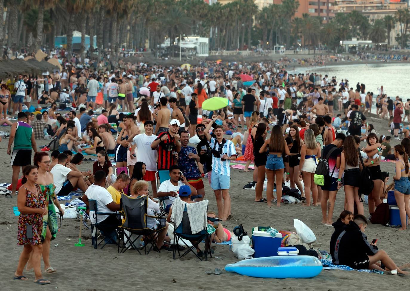 La playa de La Malagueta, a rebosar en esta noche de San Juan