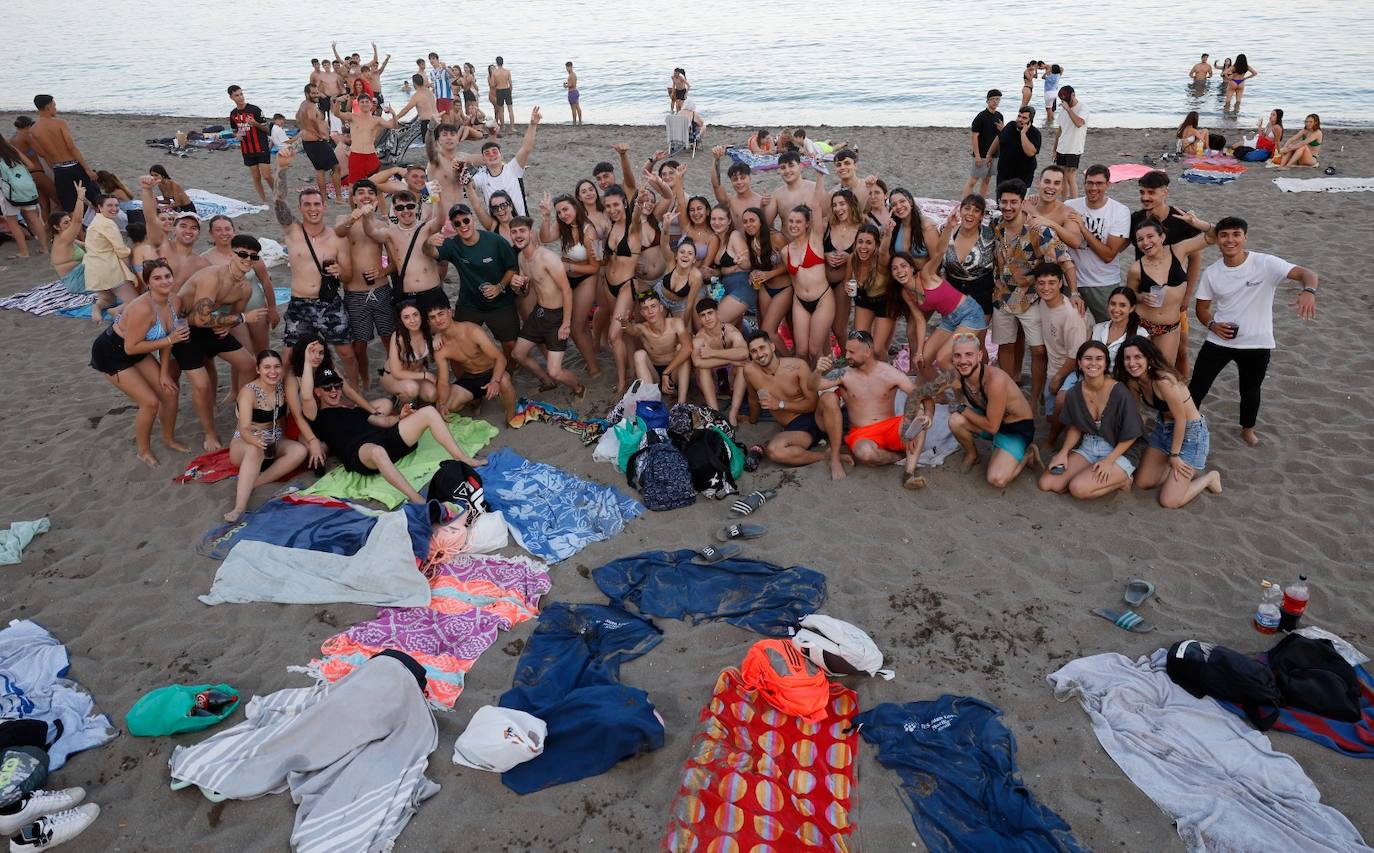 La playa de La Malagueta, a rebosar en esta noche de San Juan