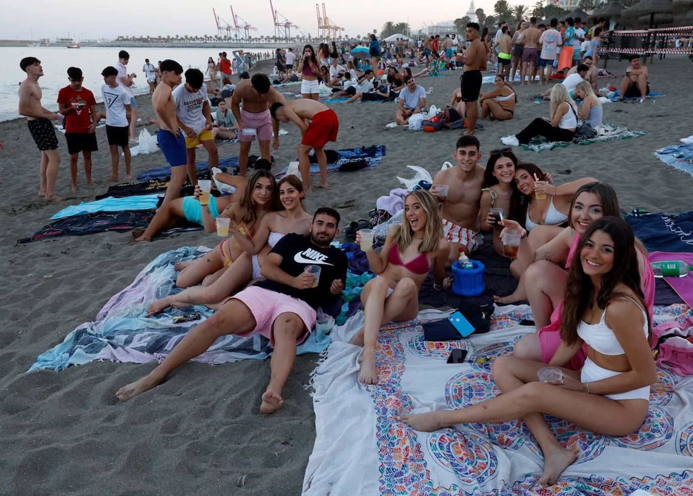 La playa de La Malagueta, a rebosar en esta noche de San Juan