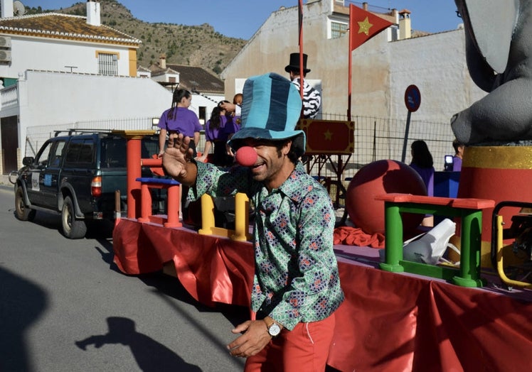 Imagen principal - Los participantes durante el pasacalles el pasado viernes en Pizarra.