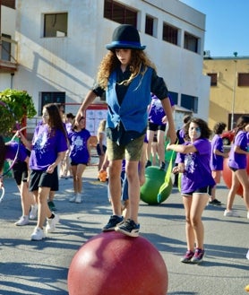 Imagen secundaria 2 - Los participantes durante el pasacalles el pasado viernes en Pizarra.