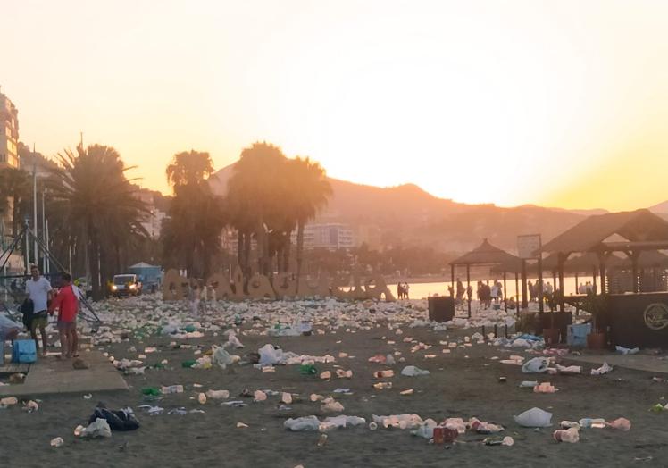 Las playas de la capiatl han vuelto a llenarse de residuos tras la celebración de San Juan