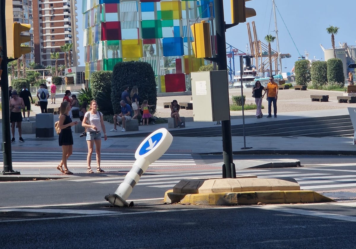 Señal caída en el comienzo del Paseo de los Curas.